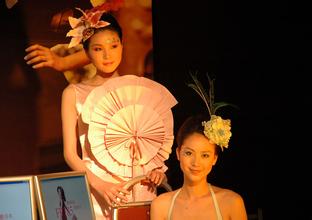 �������ƾ�Ͳ�Ӿ�����Ƶ������һ��У�֡���Ů�����ˡ�����(��ͼ)...